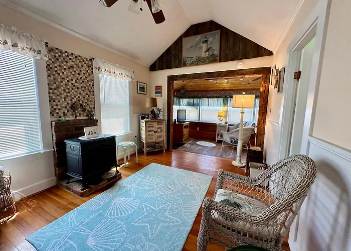 7 Beachside Inn